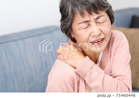 シニア女性 肩こり シニア女性 肩こり 73460446