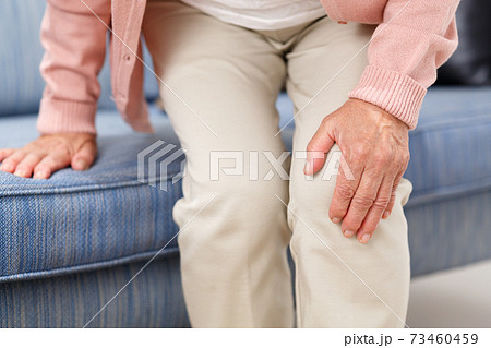 膝の痛みに悩むシニア女性 73460459