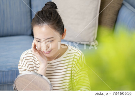 ビューティーイメージ　素肌チェックをする若い女性 73460616