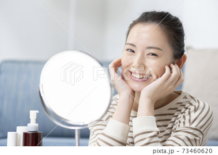 ビューティーイメージ 素肌チェックをする若い女性 ビューティーイメージ 素肌チェックをする若い女性 73460620