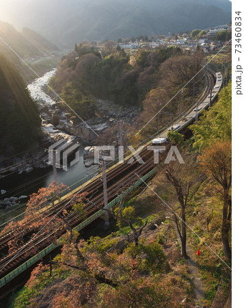 新緑の寝覚の床を走る電車 73460834