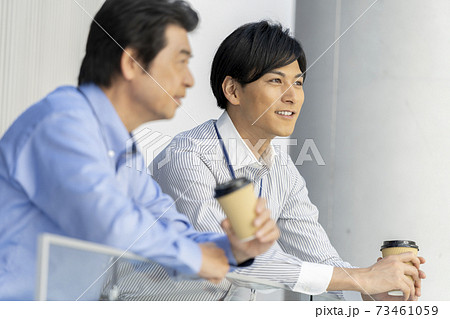 休憩中の2人のビジネスマン　若手とベテラン　イメージ 73461059