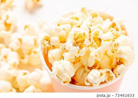 紙コップに入れられたポップコーン。 73461633