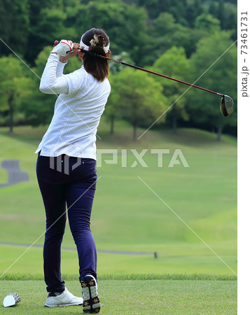 ティーショットを打つ女性 イメージ 73461731