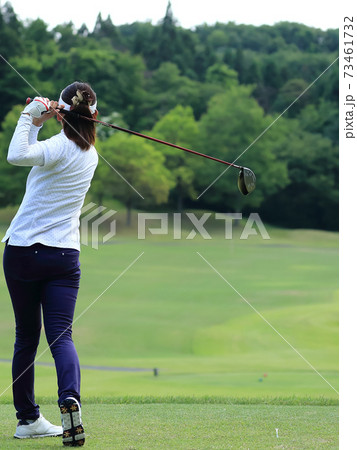 ティーショットを打つ女性 イメージ 73461732