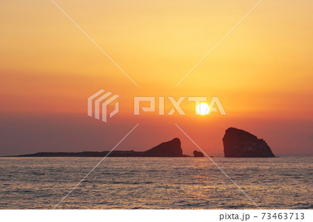 夕焼け 海 日の出 73463713