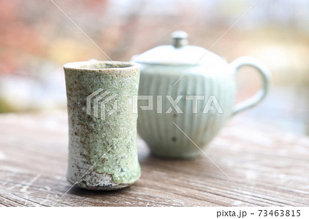 屋外でお茶を飲む 73463815