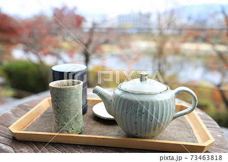 屋外でお茶を飲む 73463818