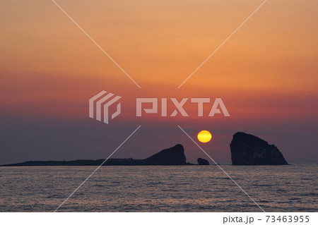 夕焼け 海 日の出 73463955