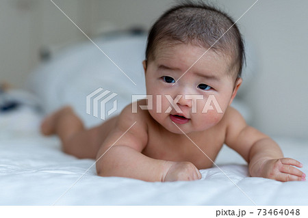 裸の赤ちゃん　5ヶ月 73464048