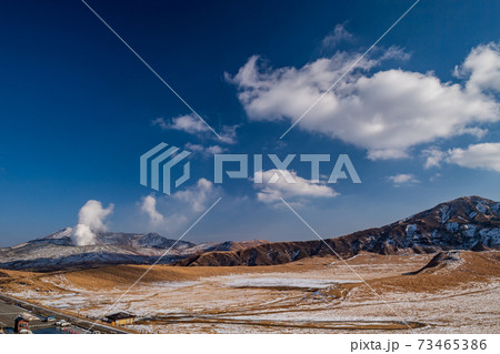 晴天の阿蘇に噴煙が上がる阿蘇の冬景色 晴天の阿蘇に噴煙が上がる阿蘇の冬景色 73465386