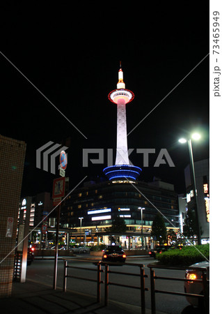 夜の京都駅と京都タワー 73465949