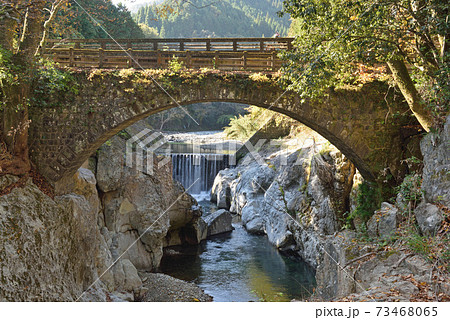 秋の魔林峡と念仏橋 73468065