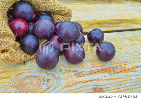 Ripe plums in a bag Ripe plums in a bag 73468763