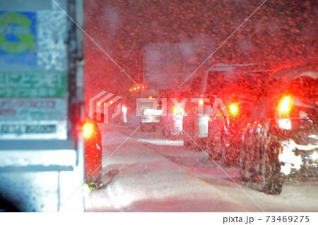大雪による交通渋滞 73469275
