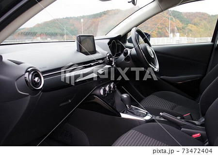 自動車イメージ コンパクトカーの前席 自動車イメージ コンパクトカーの前席 73472404