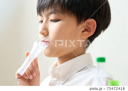 PCR検査　唾液採取　イメージ 73472418