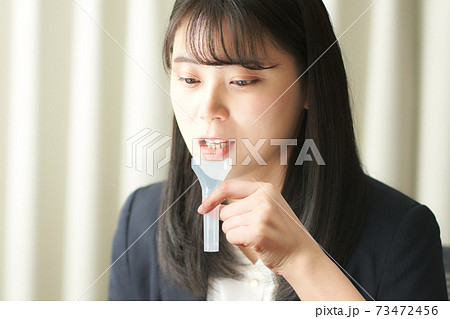 PCR検査 唾液採取 イメージ PCR検査 唾液採取 イメージ 73472456
