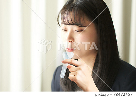 PCR検査 唾液採取 イメージ PCR検査 唾液採取 イメージ 73472457