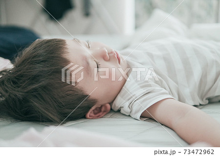 昼寝する子供　 73472962