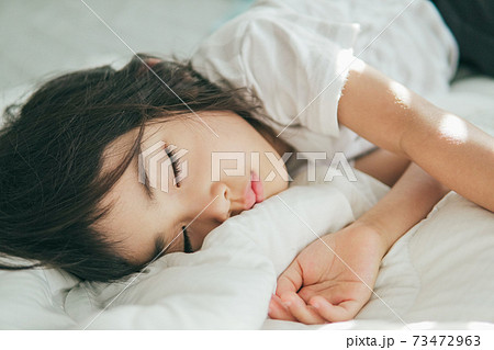 昼寝する子供 昼寝する子供 73472963