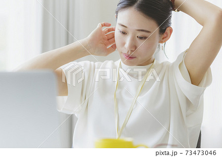デスクワークをする若い女性 デスクワークをする若い女性 73473046