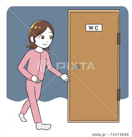 トイレに行く　夜中　女性 73473699
