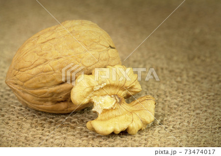 Peeled Walnut 73474017