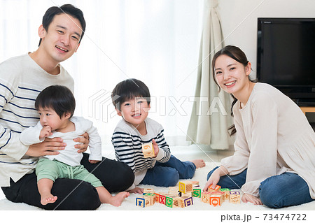 家で過ごす家族 家で過ごす家族 73474722