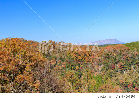 秋の蘇陽峡から見た阿蘇中岳 熊本県上益城 秋の蘇陽峡から見た阿蘇中岳 熊本県上益城 73475494