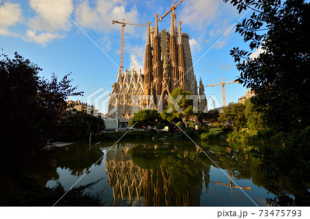 池に映る逆さサグラダファミリア 73475793