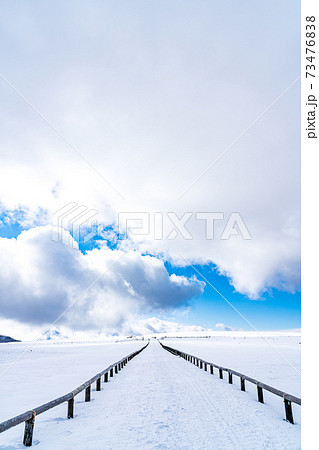 【冬山イメージ】厳冬期の雪原 73476838