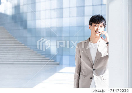 オフィスで電話する若いビジネスマン 73479036