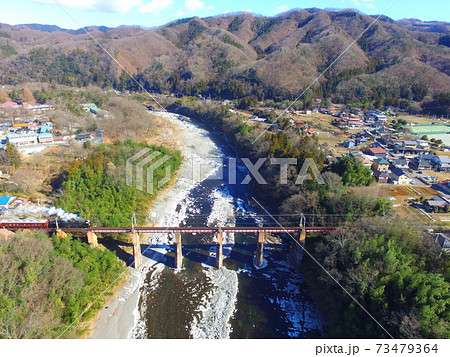 荒川橋梁を渡るSL「パレオエクスプレス」〜ドローンで空撮（埼玉県秩父郡長瀞町長瀞･皆野町下田野） 73479364
