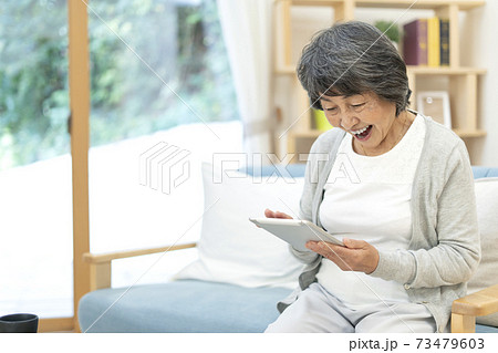 タブレットを使うシニア女性 73479603