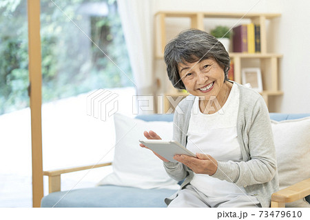 タブレットを使うシニア女性 タブレットを使うシニア女性 73479610