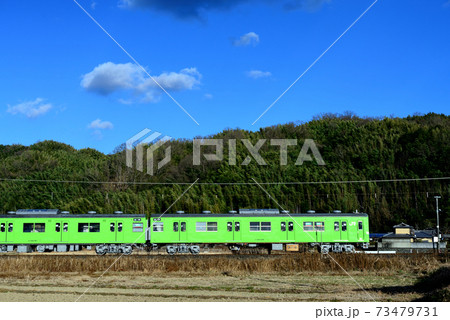 京都・山城の里を行く奈良線103系電車 京都・山城の里を行く奈良線103系電車 73479731