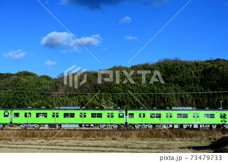 京都・山城の里を行く奈良線103系電車 73479733