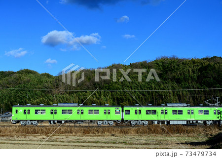 京都・山城の里を行く奈良線103系電車 73479734