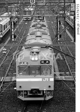 車両基地を出庫する103系電車 車両基地を出庫する103系電車 73479755