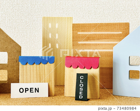 OPENとCLOSEDの看板を出した店小物 73480984
