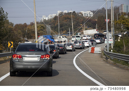 道路 乗用車 車 73480998