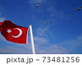 トルコ国旗と青空 73481256