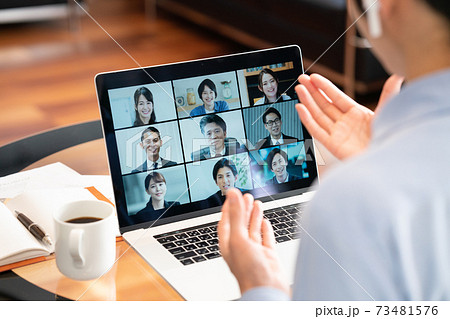 リモートワークでオンライン会議をする男性 リモートワークでオンライン会議をする男性 73481576