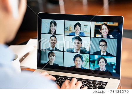 リモートワークでオンライン会議をする男性  73481579