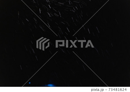 雪降る夜 73481624