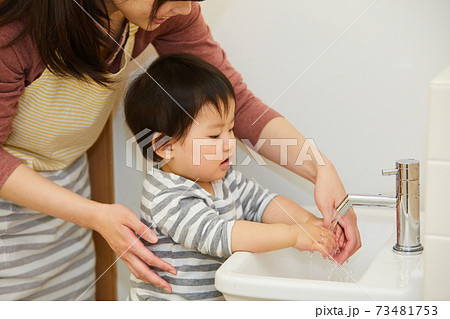 手洗いをする幼児　保育園　幼稚園 73481753
