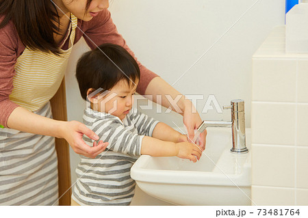 手洗いをする幼児 保育園 幼稚園 手洗いをする幼児 保育園 幼稚園 73481764