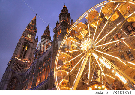 ウィーン市庁舎の夕焼け 73481851