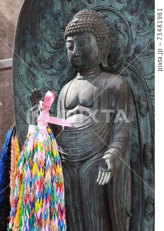 京橋駅爆撃被災者慰霊碑にある釈迦如来像 73481961